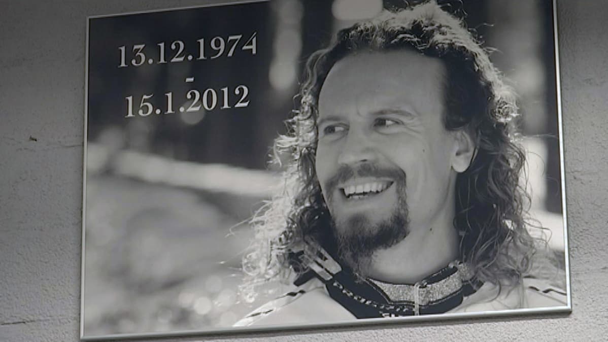Mika Ahola, kuvassa myös päivämäärät 13.12.1974 - 15.1.2012