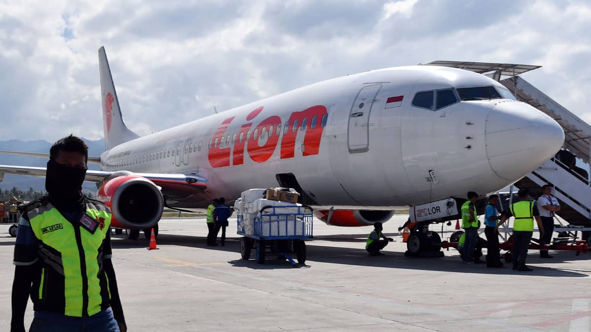 10. lokakuuta päivätyssä kuvassa Lion Air-yhtiön Boeing 737 -kone Mutiara Sis Al Jufrien lentokentällä Palussa.