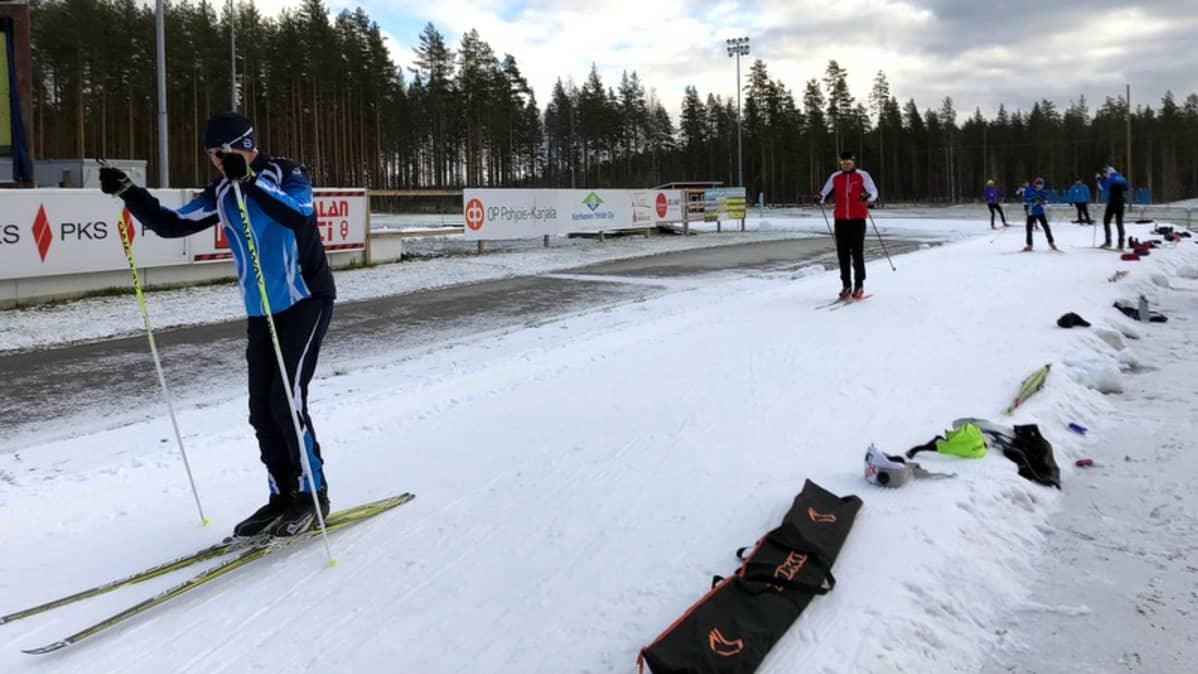 Hiihtäjiä ladulla.