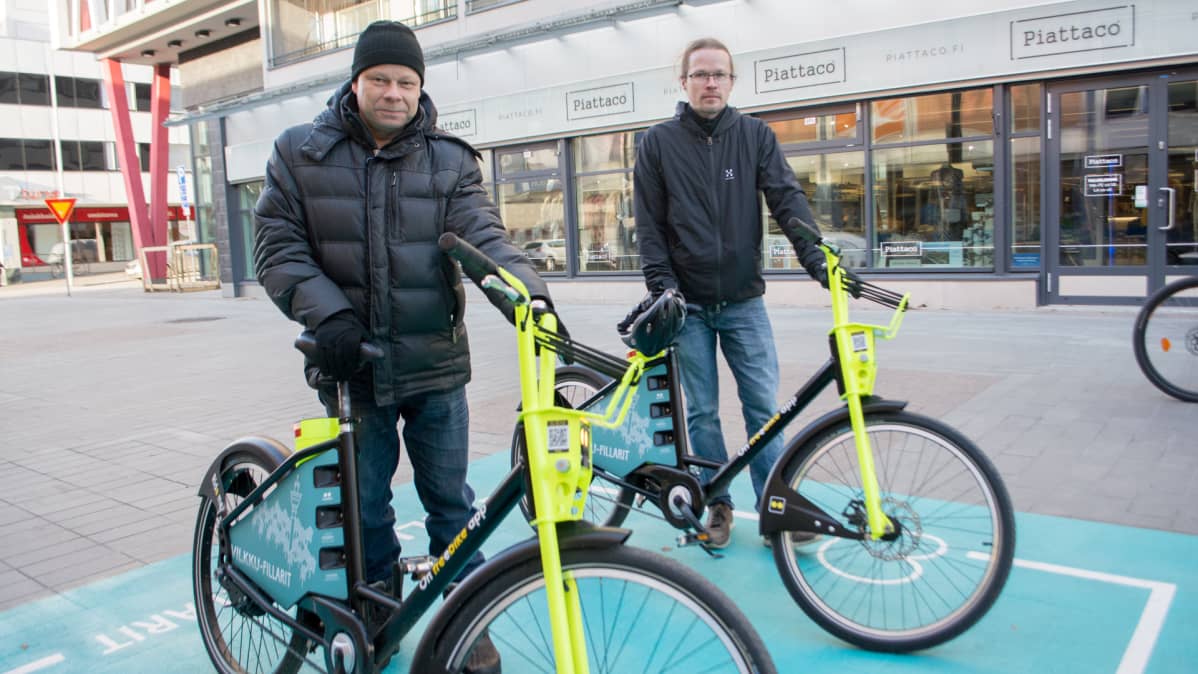 Kuopiossa otetaan vappuna 2019 käyttöön sähköavusteiset kaupunkipyörät. Jouni Huhtinen ja Timo Ollikainen.