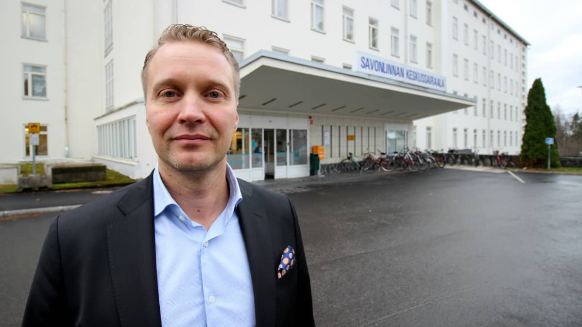 Sosterin kuntayhtymäjohtaja Panu Peitsaro Savonlinnan keskussairaalan edustalla.