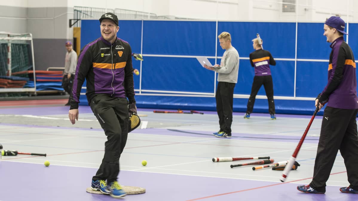 Sotkamon Jymyn Roope Korhonen treenamassa joukkueen kanssa hallissa.