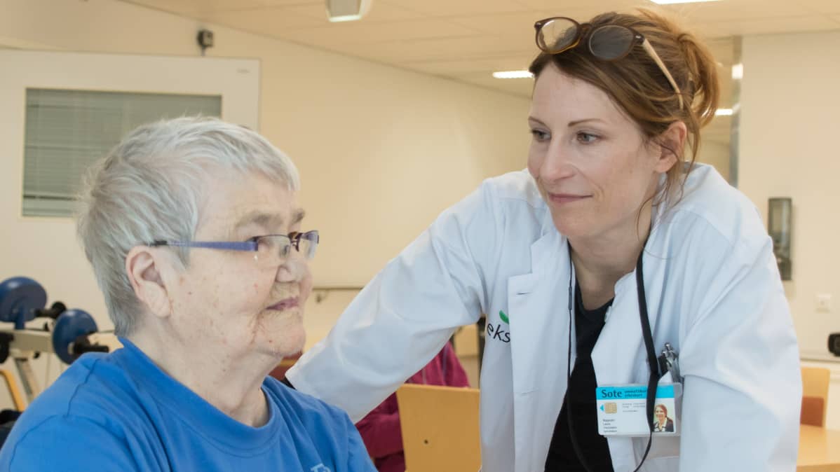 Potilas Ester Tiilikainen ja geriatri Laura Majander