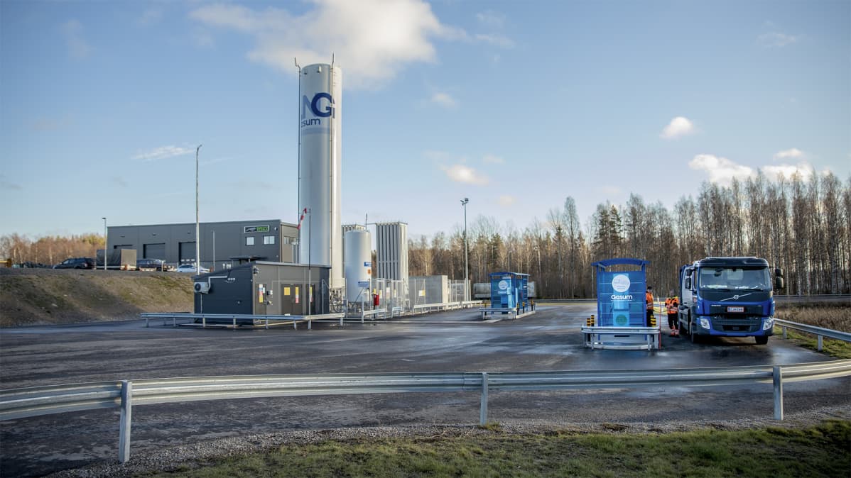 Jäteauto tankkaamassa kaasua Gasumin asemalla.