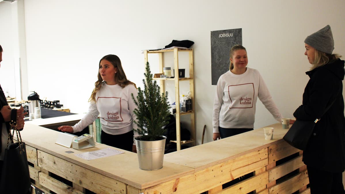 Essi Tuupainen (vas.) ja Riikka Potkonen pop up -myymälän tiskin takana.
