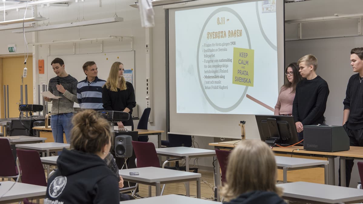 Mustasaaren ruotsinkielisen lukion oppilaita vieraana Suomussalmen lukiossa.