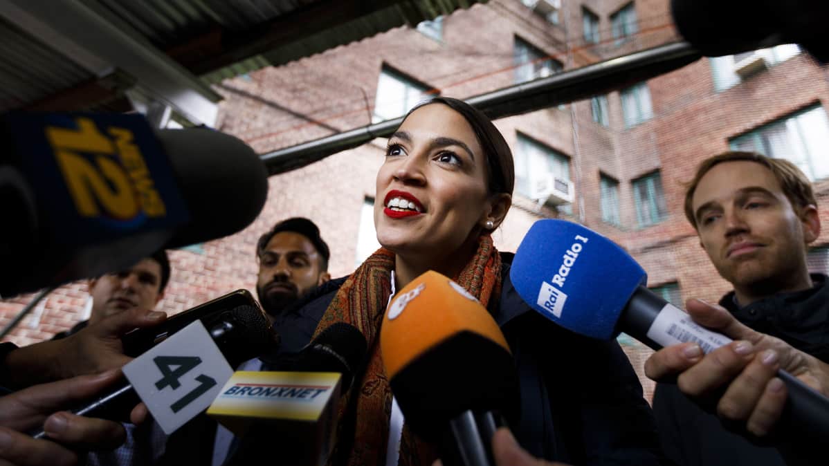 Alexandria Ocasio-Cortez puhuu toimittajille.