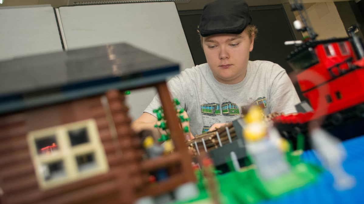Legotaiteilija Mikael Falin