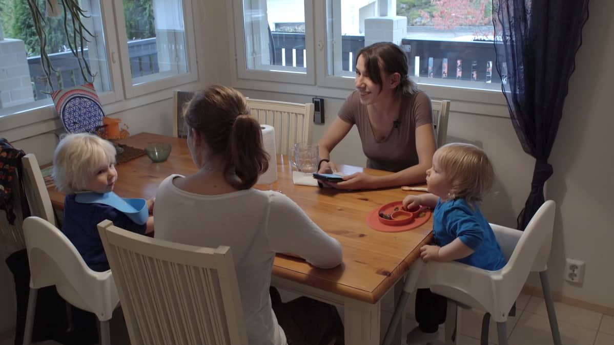 Lasten ruokailuhetki kommuunissa.