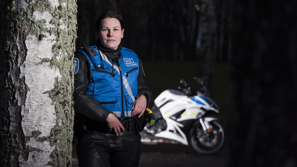Sari Hukkanen on Itä-Suomen ensimmäinen naispuolinen moottoripyöräpoliisi.