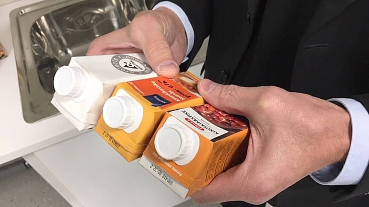 Raino Kukkonen pitelee käsissään kastikepurkkeja.