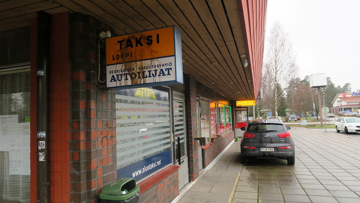 Tyhjentynyt taksiasema Lopella