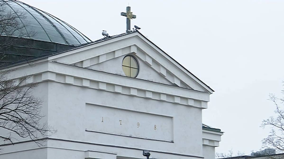 Kuvassa Hämeenlinnan kirkon etuoven yläpuolinen osa