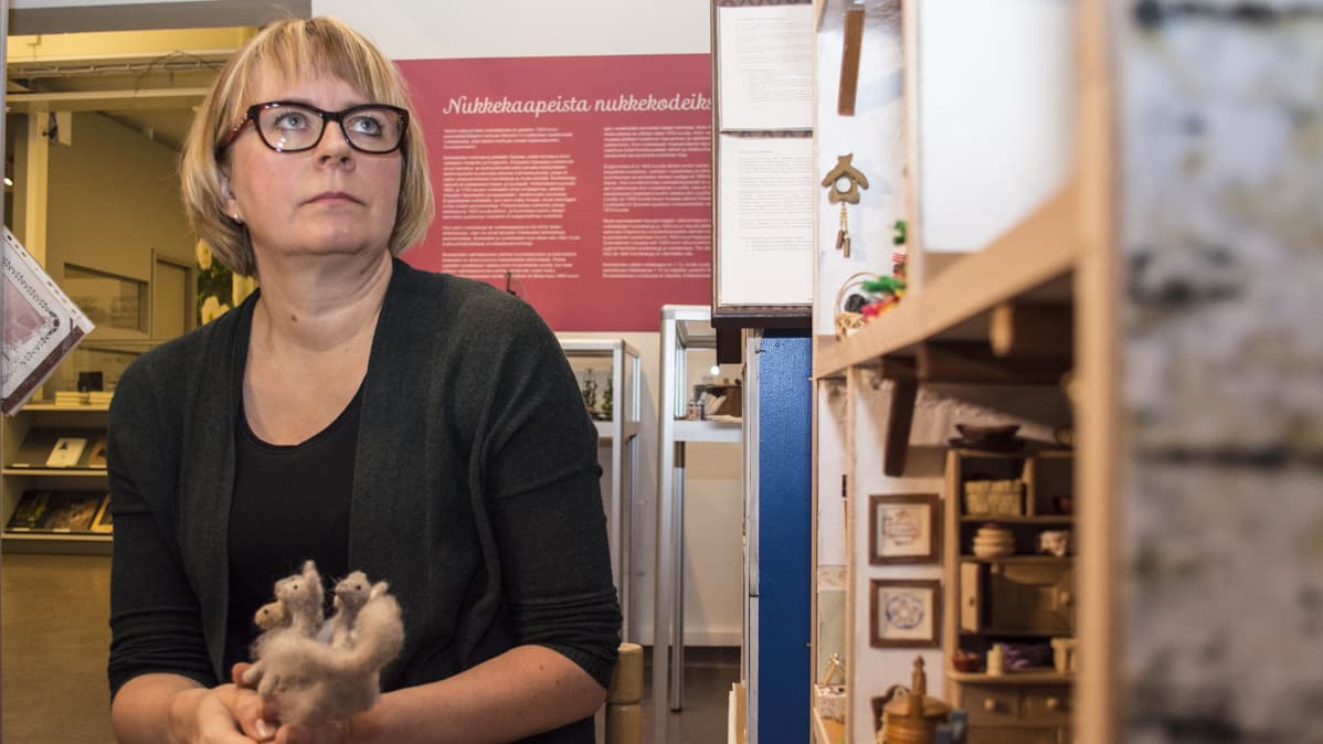 Nukkekotiharrastaja Jaana Sirviö