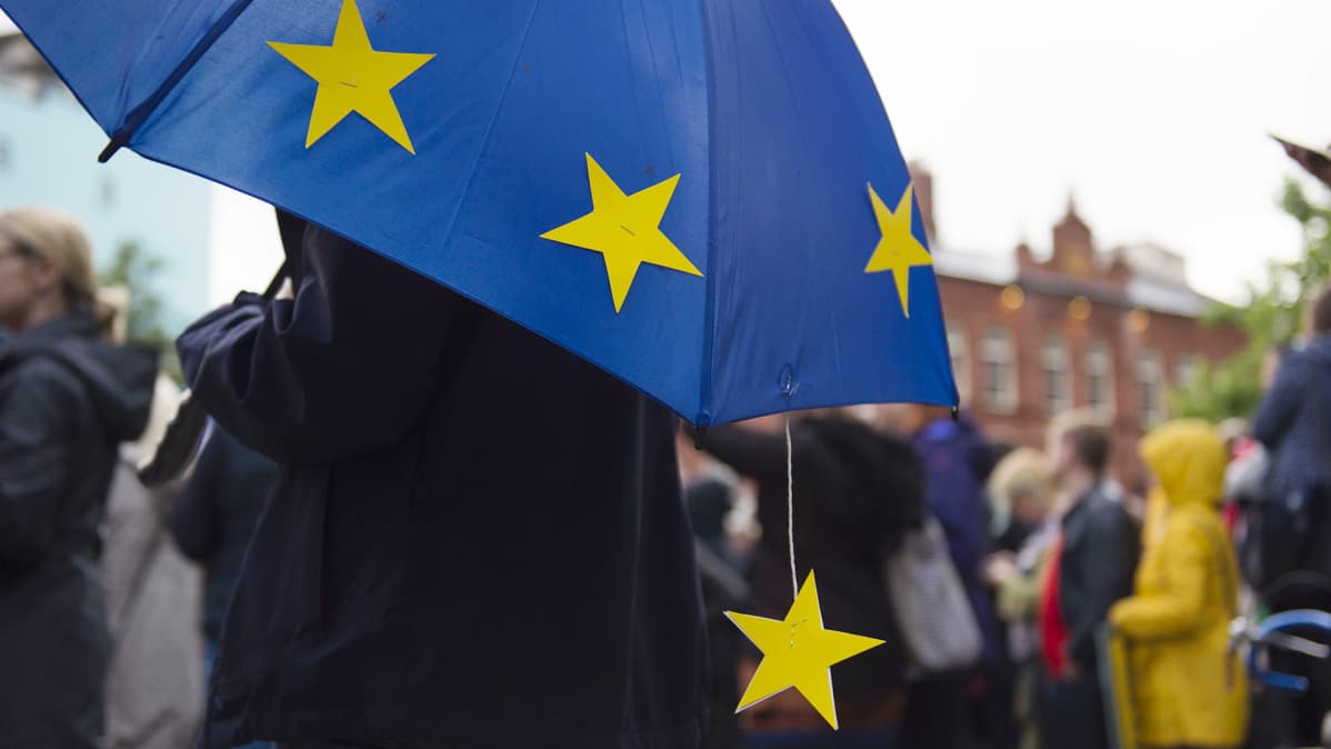 Keltaisia eu-tähtiä sateenvarjossa.