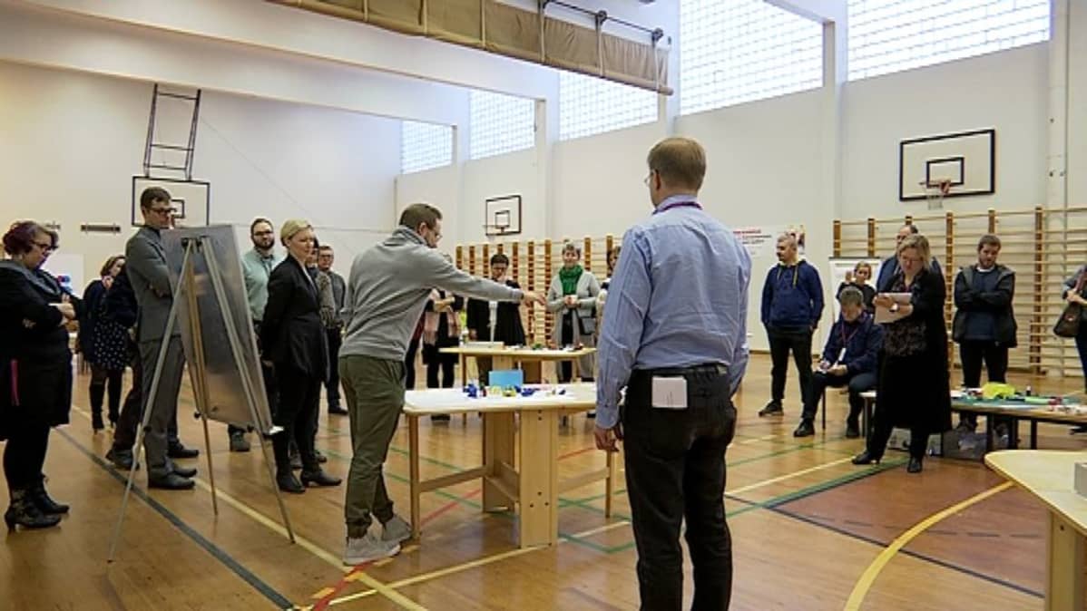 Ihmisiä koolla suunnittelemassa Karin kampusta Raumalla