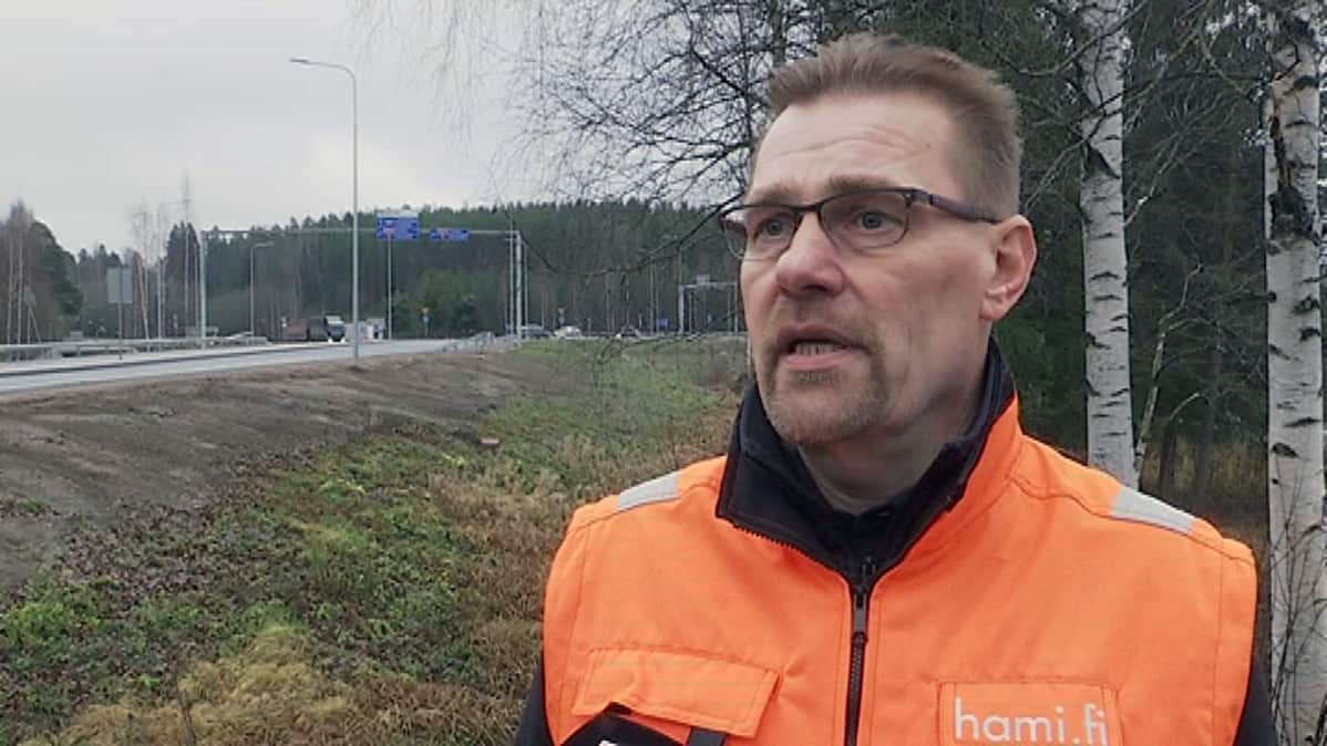 Harri Saartenkorpi, taustalla turbo-kiertoliittymä