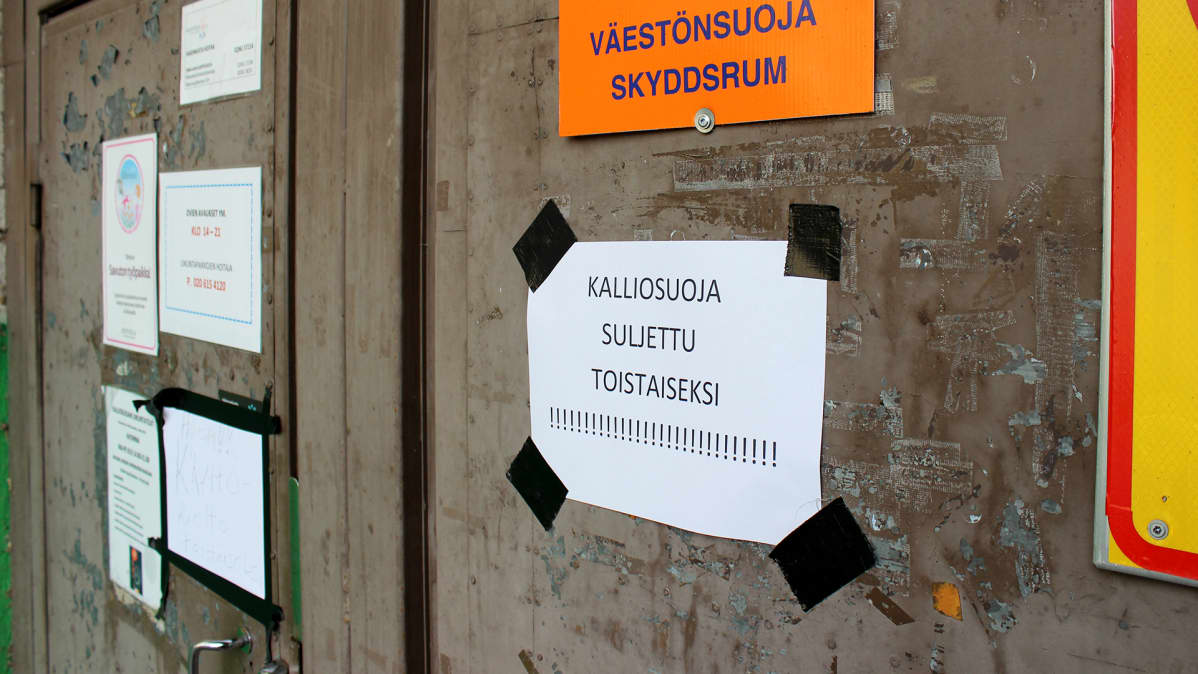 Kuusankosken kalliosuojan sulkemisesta kertova lappu