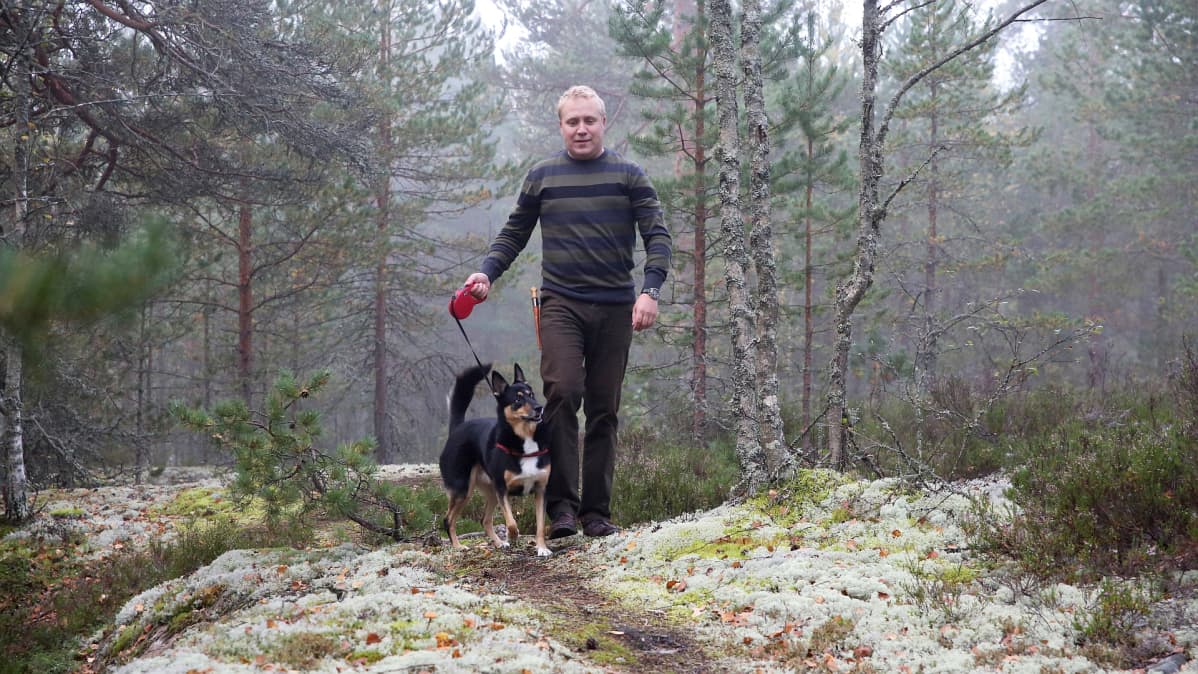 Taloustutkimuksen tutkimuspäällikkö Juho Rahkonen koiransa kanssa metsässä.