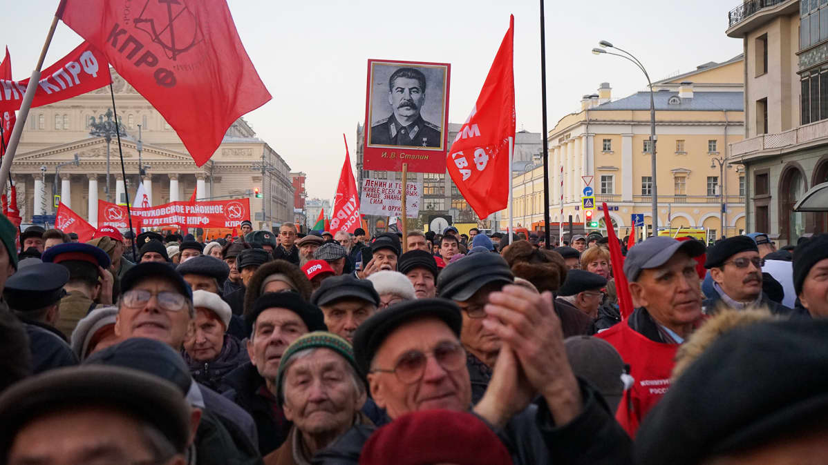 Kommunistit juhlivat lokakuun vallankumouksen vuosipäivää Moskovassa.
