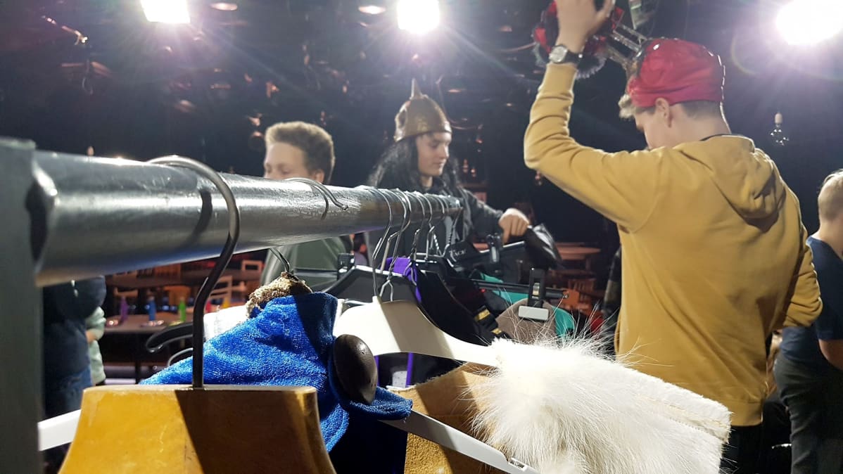 Nuoret sovittavat teatterirekvisiittaa