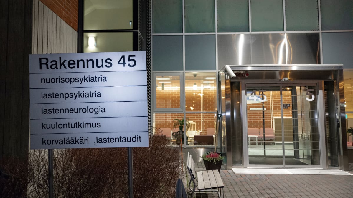 Lasten ja nuorten psykiatria palvelevat Jyväskylässä keskusairaalanmäellä rakennuksessa 45.