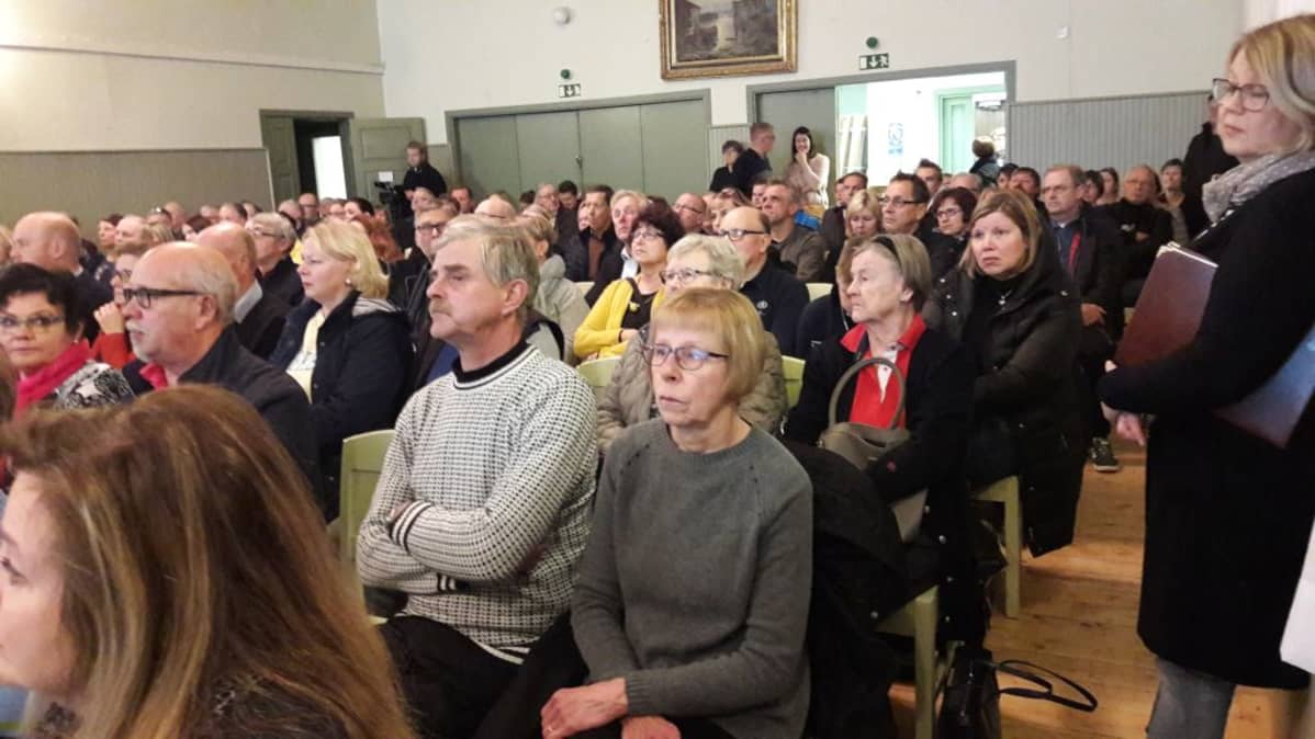 Yleisötilaisuus Luvian Tasalassa.