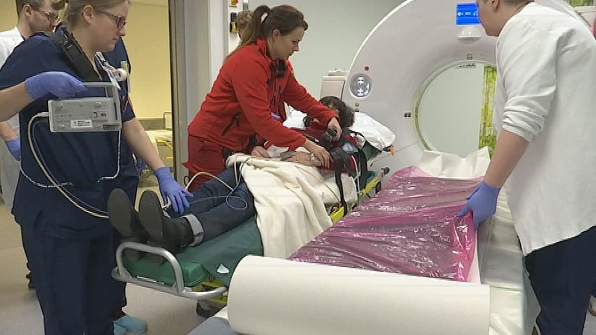 Magneettikuvauslaite hoitotiimi ensihoitaja Sanna Virrankoski