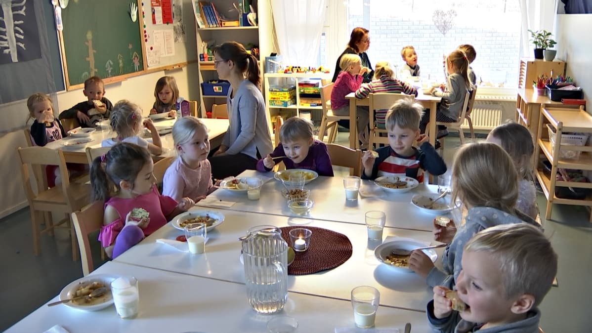 Ruokailuhetki päiväkodissa.