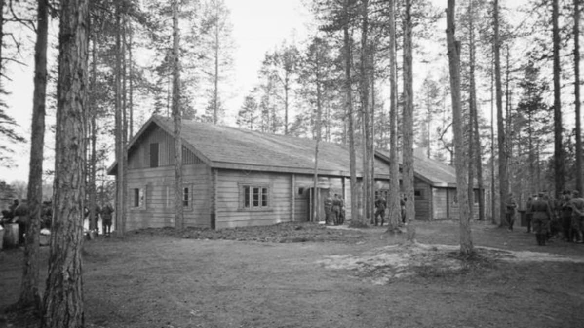 Rukahovi alkuperäisellä paikalla Kuhmon Tiiksassa.