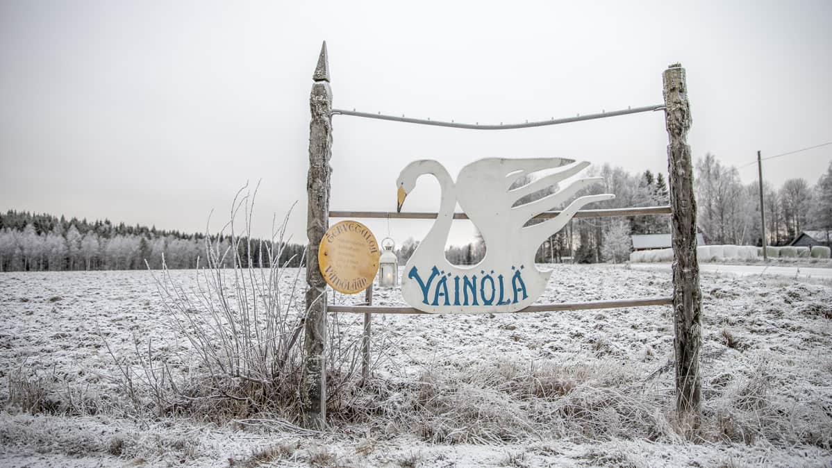 Ihmisyyden tunnistajien tontille johtava Väinölä-kyltti.