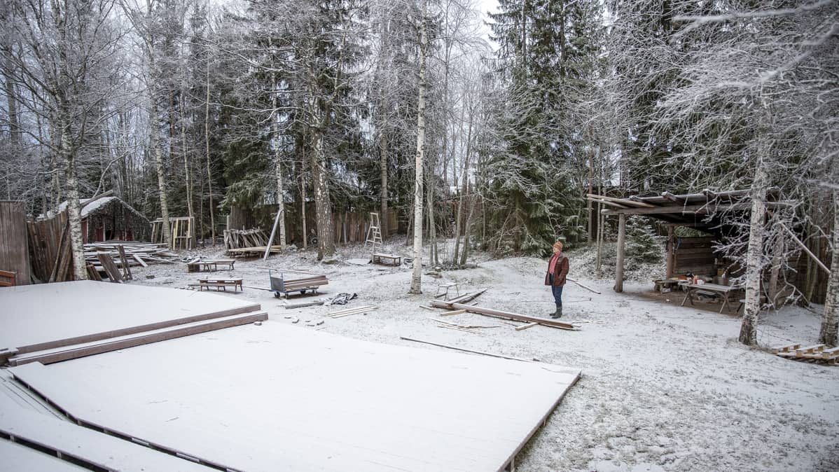 Seppo Kuulavuori kesäteatterin kulisseissa talvimaisemassa.