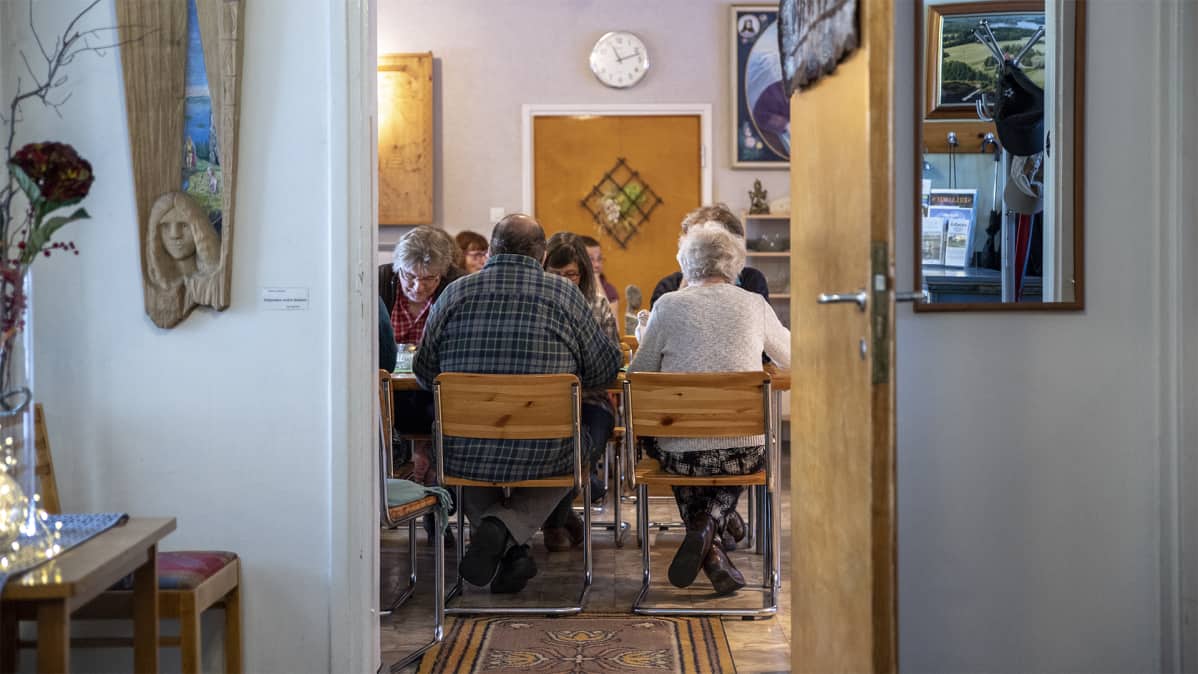 Ihmisyyden tunnustajien jäseniä syömässä.