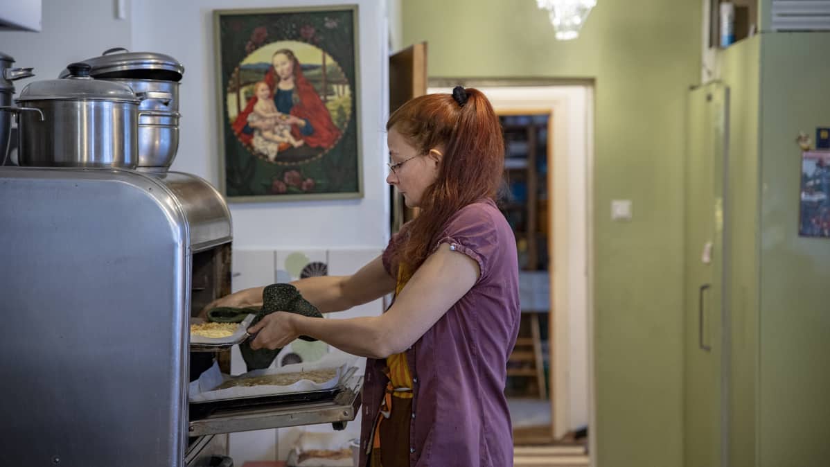 Pirjo Rautiainen ottaa suolaista pannukakkua uunista.