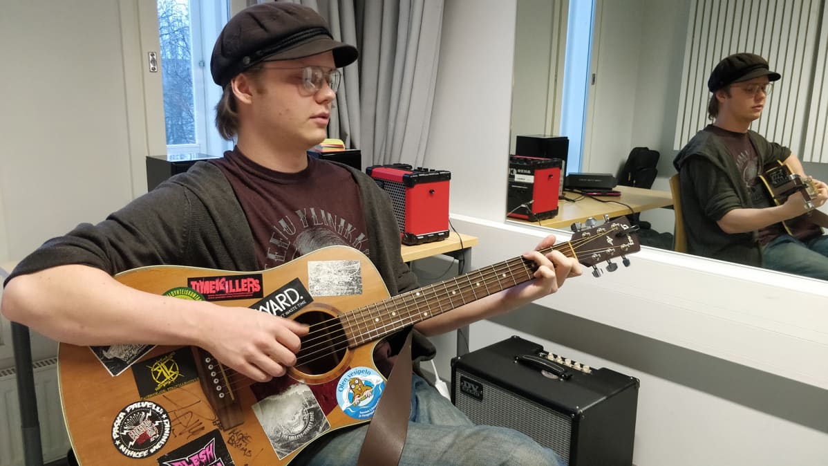 Tuomas Julku soittaa kitaraa