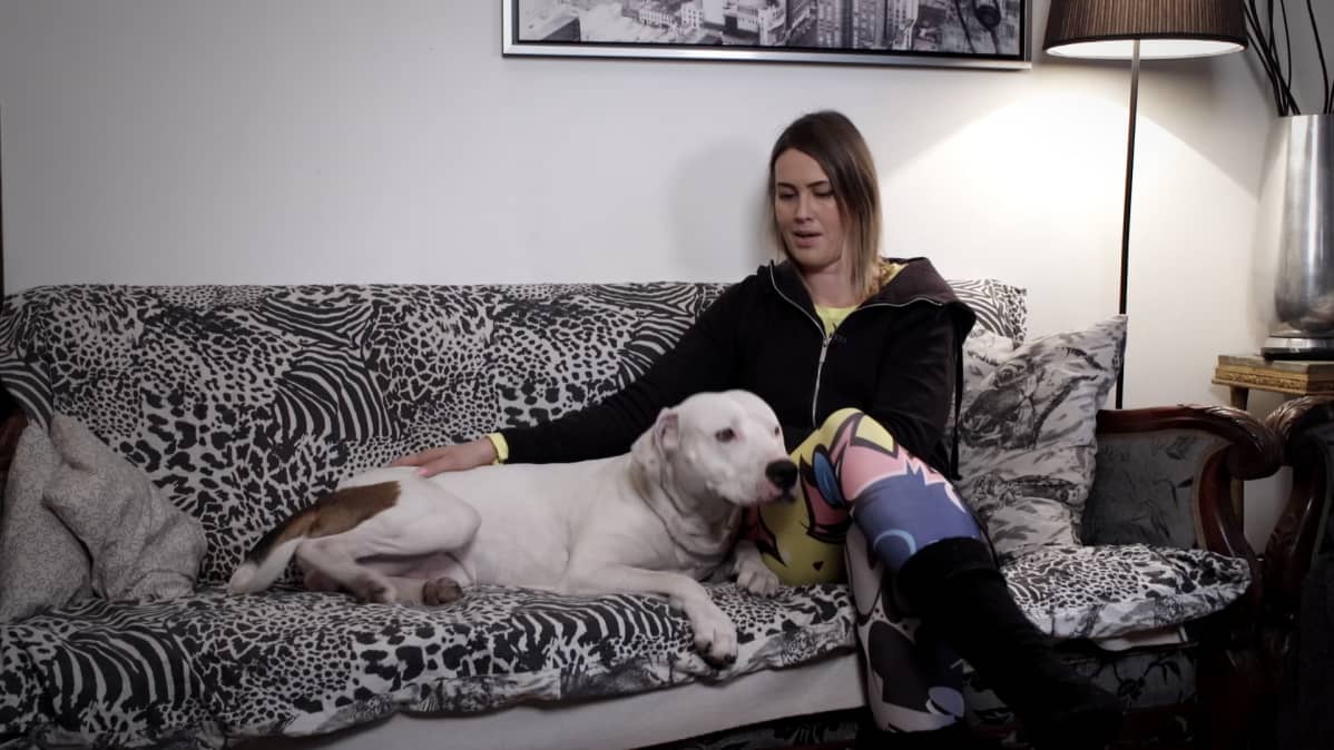 Dodo kärsii vaikeasta eroahdistuksesta, jonka vuoksi Lotte Mäkinen ei jätä lemmikkiään hetkeksikään yksin.