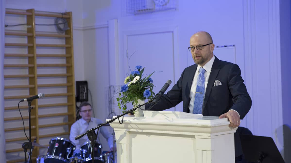 Rehtori Ensio Vatanen puhuu