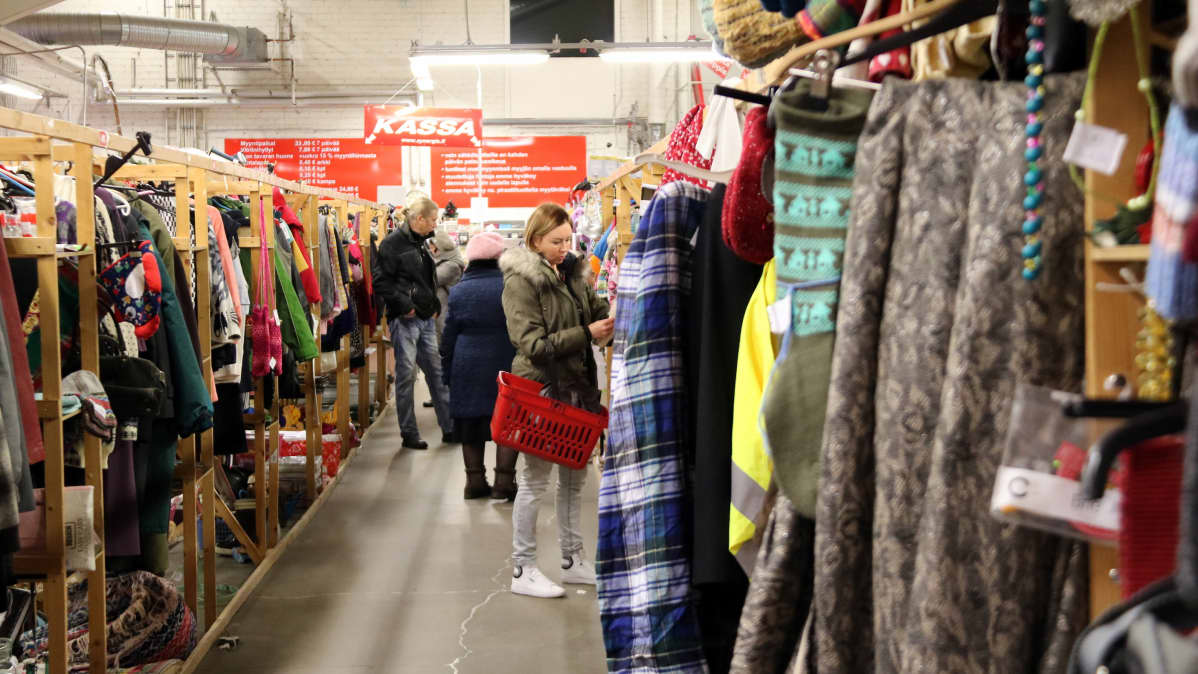 Ihmisiä kirpputorilla