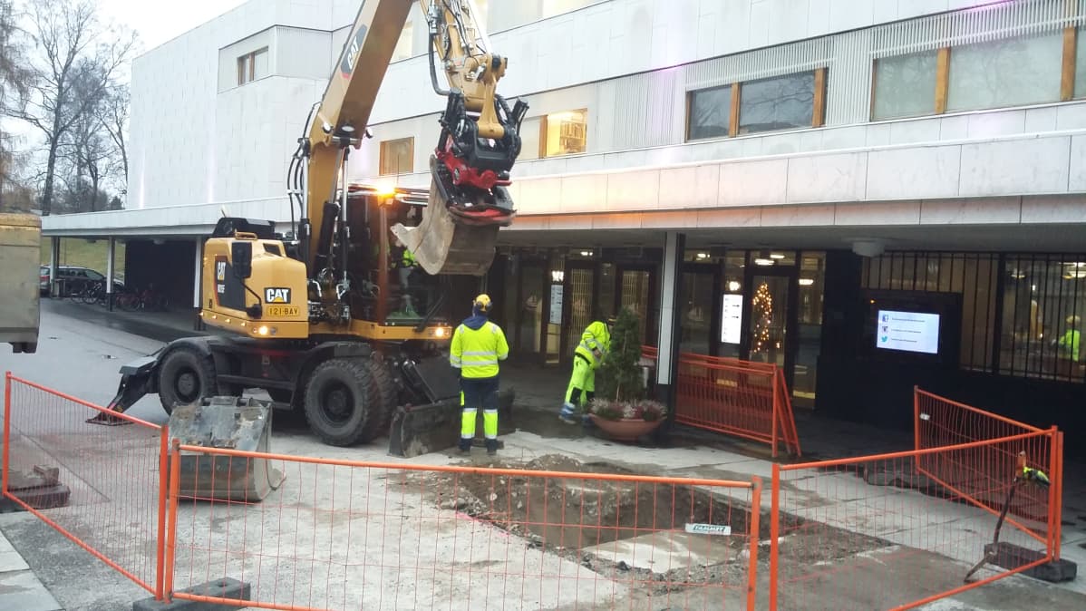 Energiayhtiö Helenin työmiehet kaivavat Finlandia-talon pihassa.