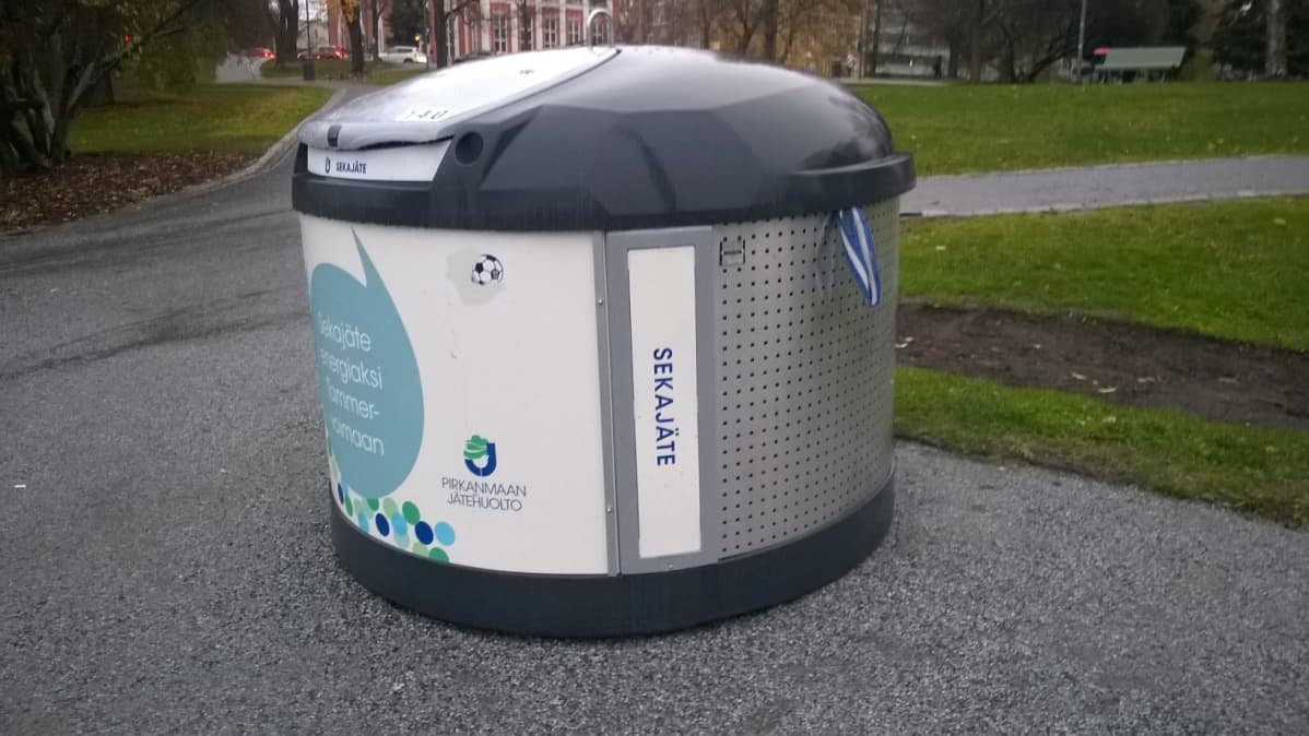 Kannellisia roskiksia löytyy puistojen läheltä.