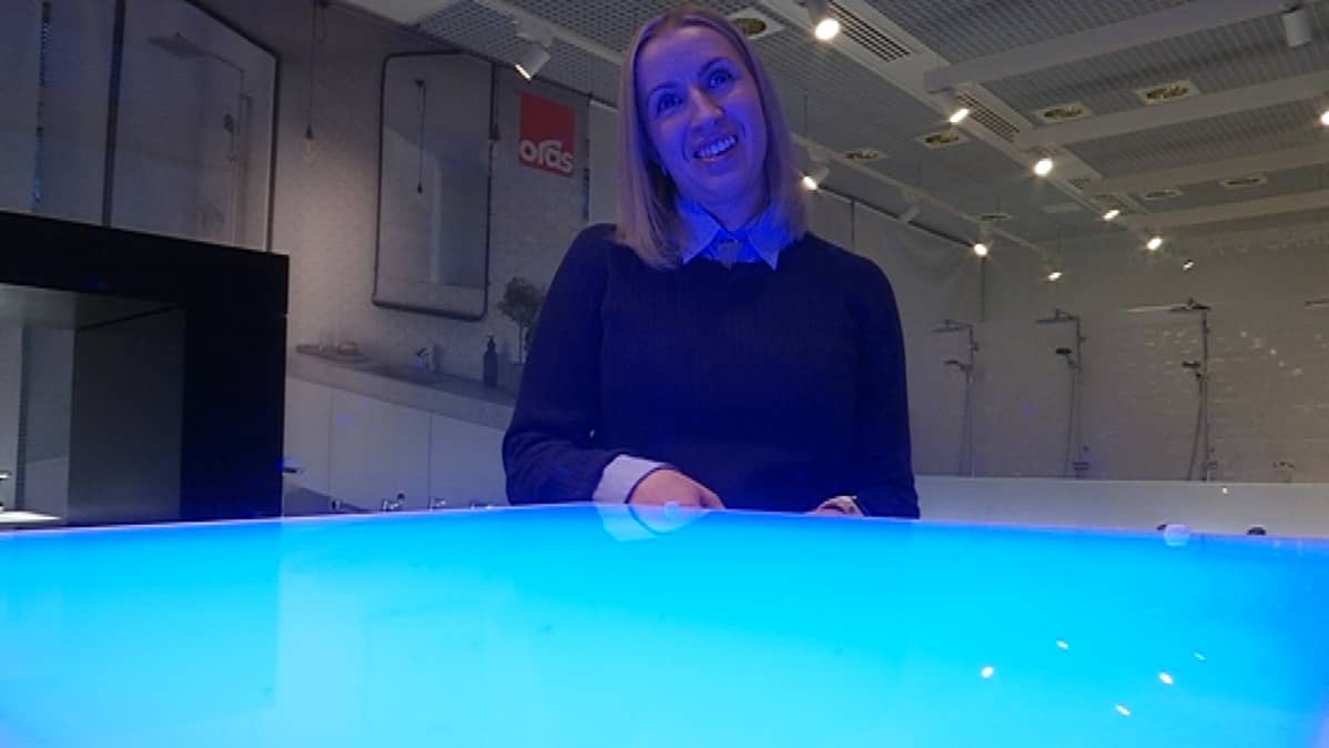 Camilla Högman sinisessä valossa.