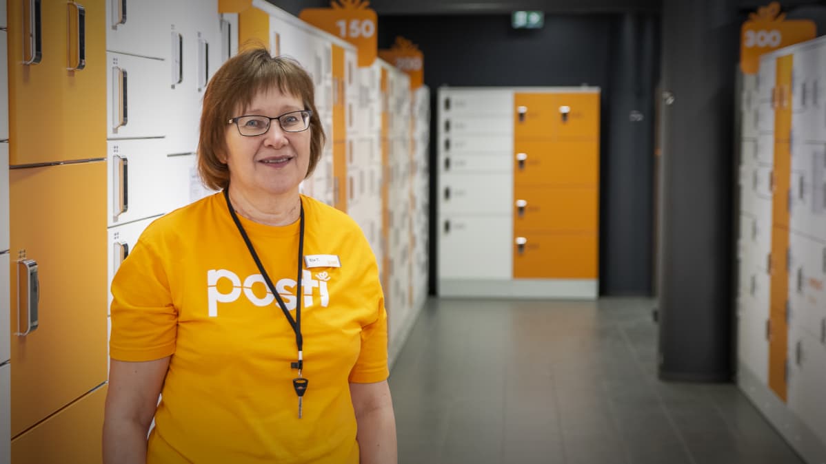 Myyntiesimies Eija Toikkanen Jyväskylän keskustan Postista.