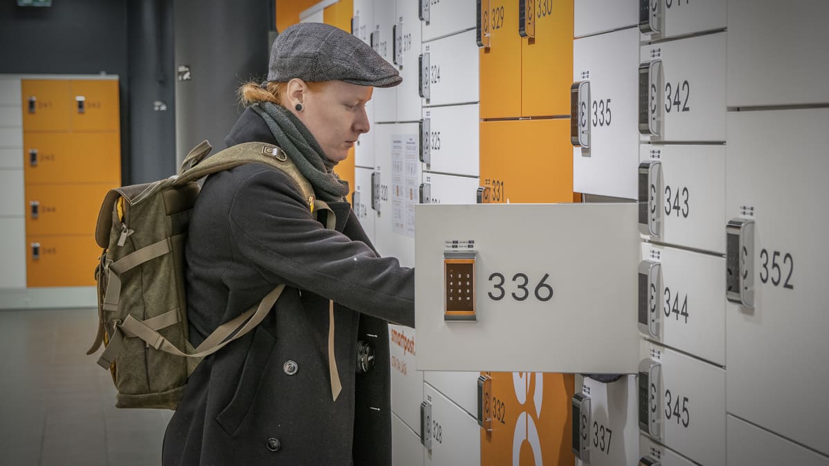 Toni Mattila piipahti noutamassa pakettinsa automaatilta.