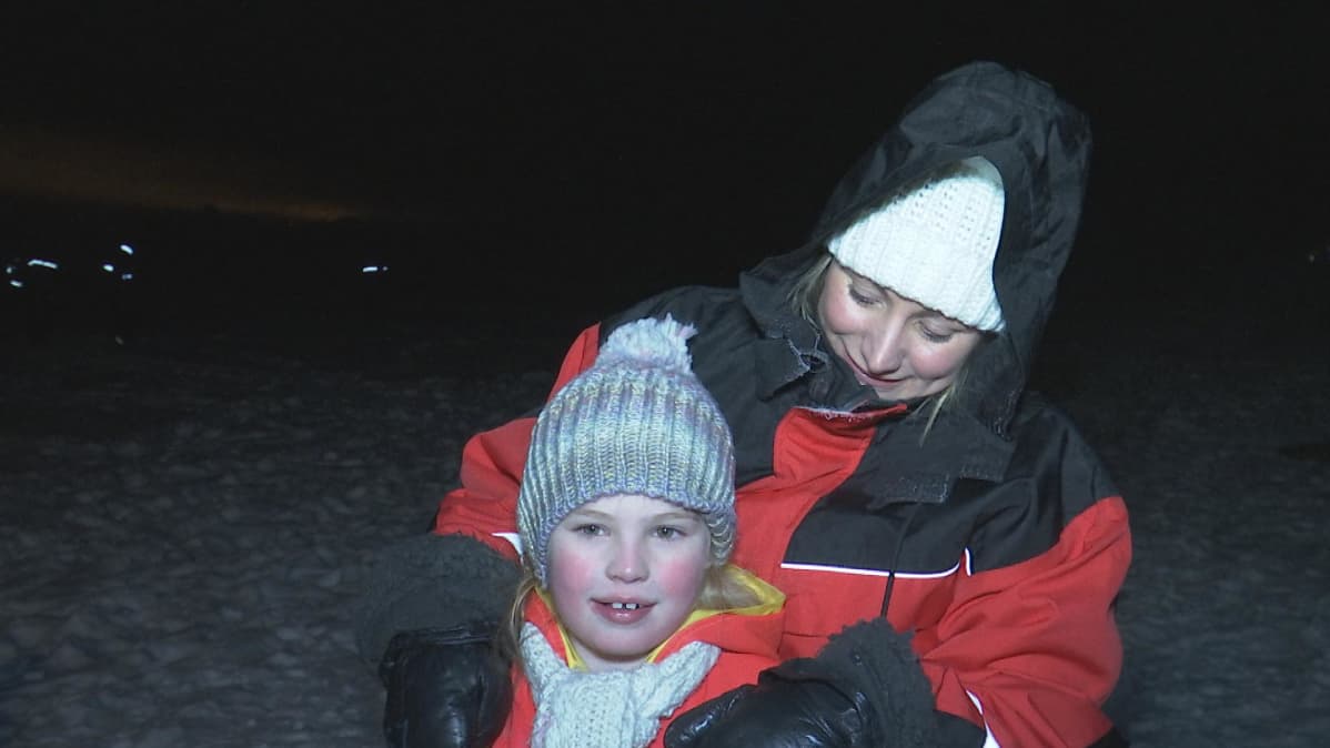 Brittiläiset matkailijat Louise ja Eve nauttivat Hetassa järjestetystä ilotulituksesta.