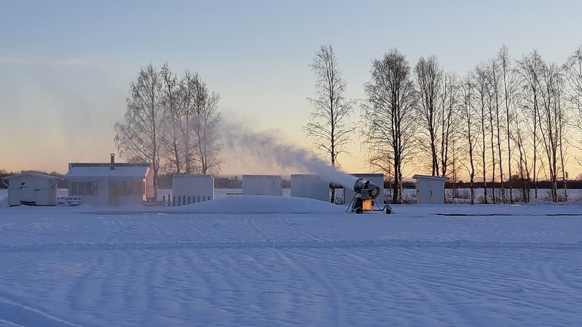 Kemin Lumilinnan lunta tykitetään.