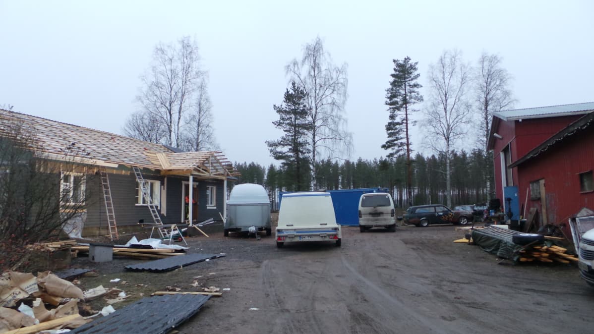 uusi talo rakenteilla autohallin vieressä