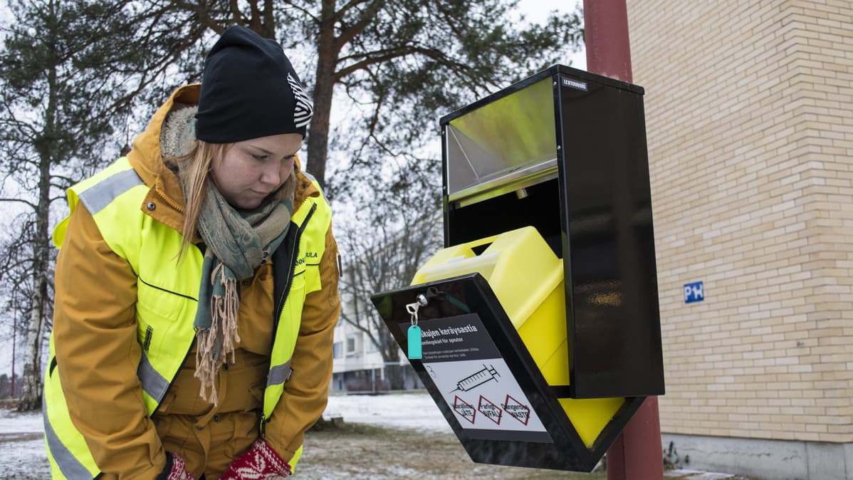 Hanna Pasula tarkistaa huumeruiskuroskiksen sisällön.