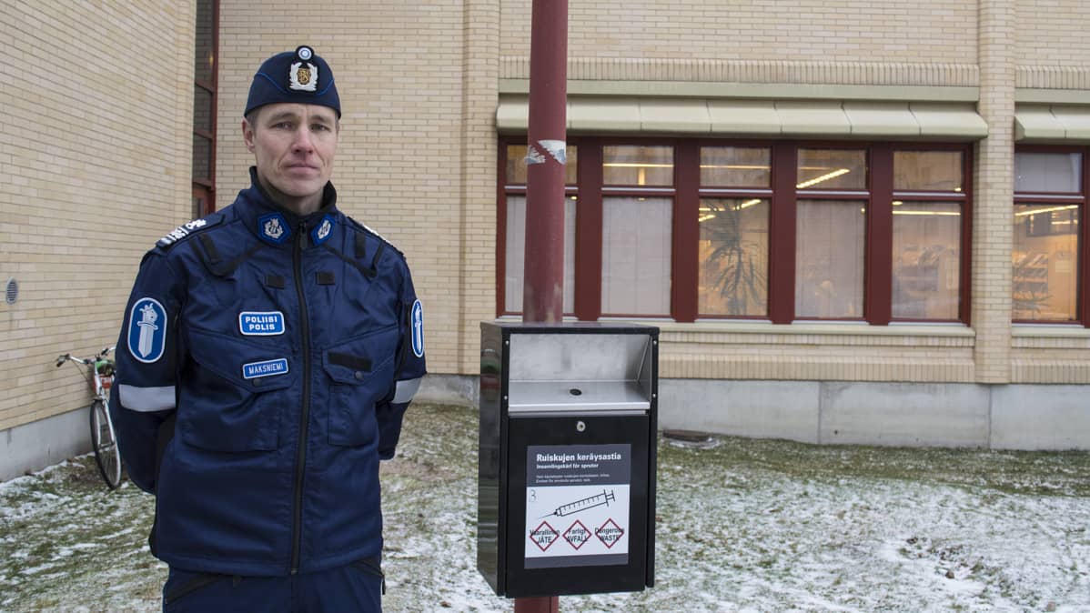 Rikosylikomisario Jarkko Maksniemi ja huumeruiskuroskis