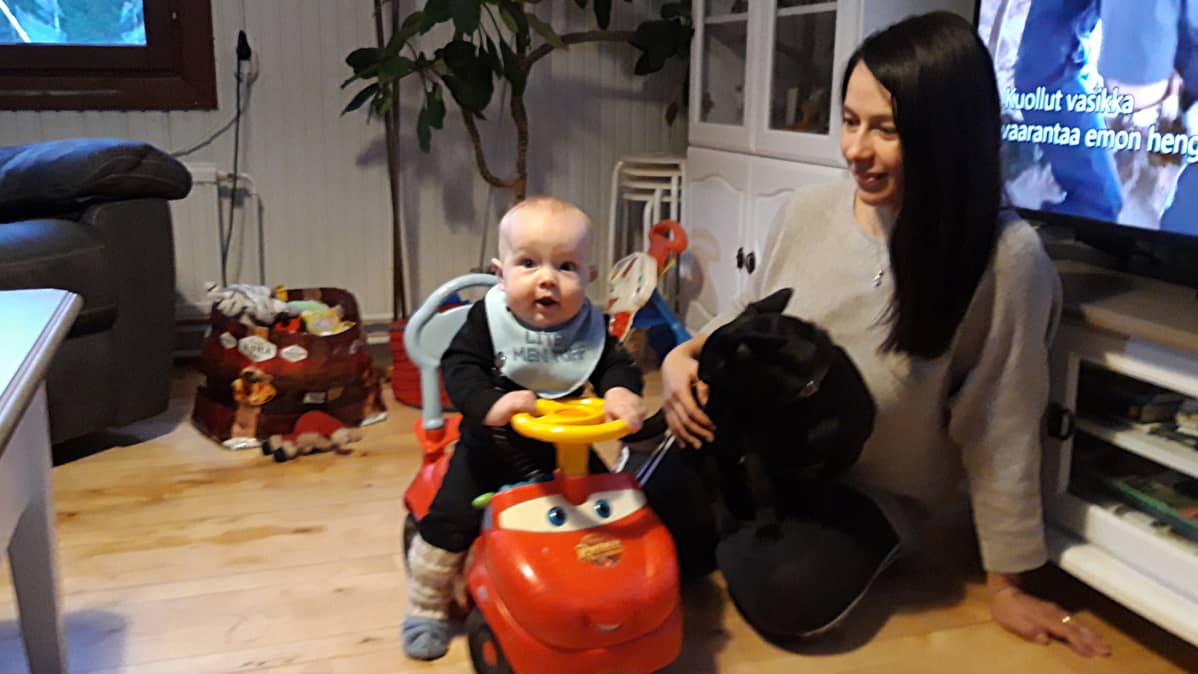 Puolivuotias Devin yhdessä Eeva-äidin kanssa.