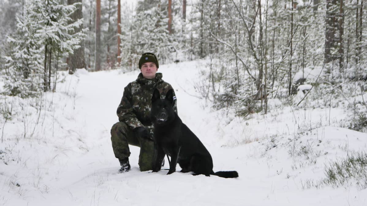 Varusmiesohjaaja Oskar Rautio ja sotakoira Ego.